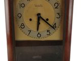 une horloge accrochée au mur de la pièce