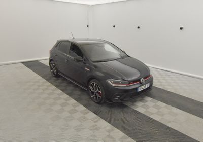 la voiture est garée dans le garage sur le sol en damier