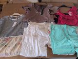 une pile de vêtements posée sur une table en bois
