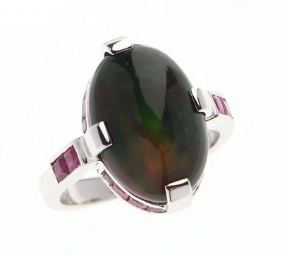 BAGUE en or gris 750 °/°° ornée d'un cabochon ovale d'opale …