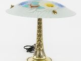 une photo d'une lampe de table munie d'un abat-jour en verre