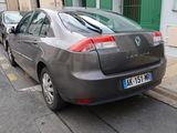 une voiture garée au bord de la rue