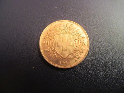 une pièce d'or ornée d'un blason