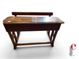 un petit bureau avec un plateau en bois sur fond blanc