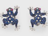 une paire de boucles d'oreilles en forme de grenouille, ornées de diamants bleus et blancs