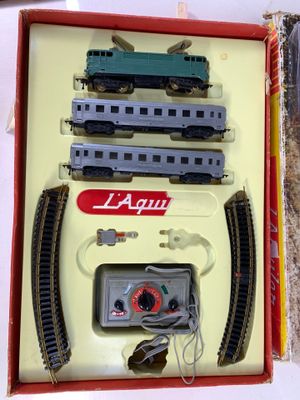 une boîte contenant un train sur une table