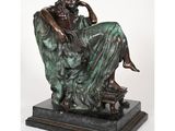 statue en bronze représentant un homme assis sur un banc, la main posée sur le menton