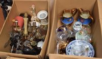 Petit lot de divers bibelots, faïences et porcelaines dans d… (photo 2)