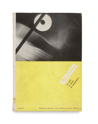 une photo en noir et blanc d'un livre à la couverture jaune