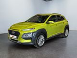 Le SUV jaune est garé dans le garage d'un immeuble.
