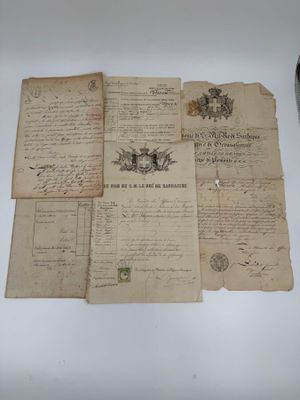 plusieurs vieux papiers sont posés sur une table