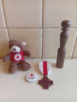 MILITARIA et Croix rouge - Ensemble comprenant la médaille d…