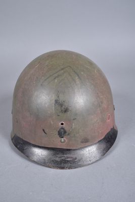 un vieux casque en argent percé d'un trou au milieu