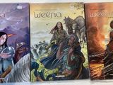 trois livres sont posés sur une table blanche