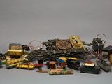 un tas de petits trains et d'autres jouets posés sur une table