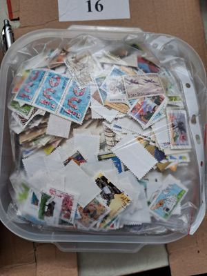 une boîte remplie de timbres posée sur une table