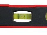 boîte rouge et noire avec deux fenêtres sur fond blanc