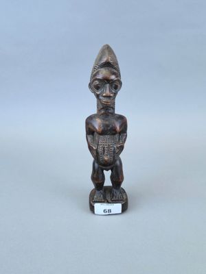 une image représentant une petite statue d'un homme tenant un livre
