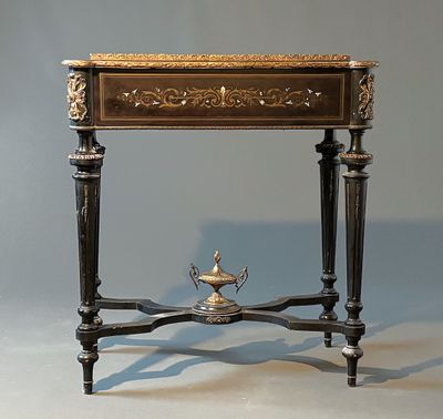 une petite table sur laquelle est posé un oiseau