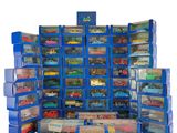 beaucoup de petites voitures qui se trouvent dans une boîte bleue