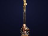 une statue de Jésus sur la croix, sur fond noir