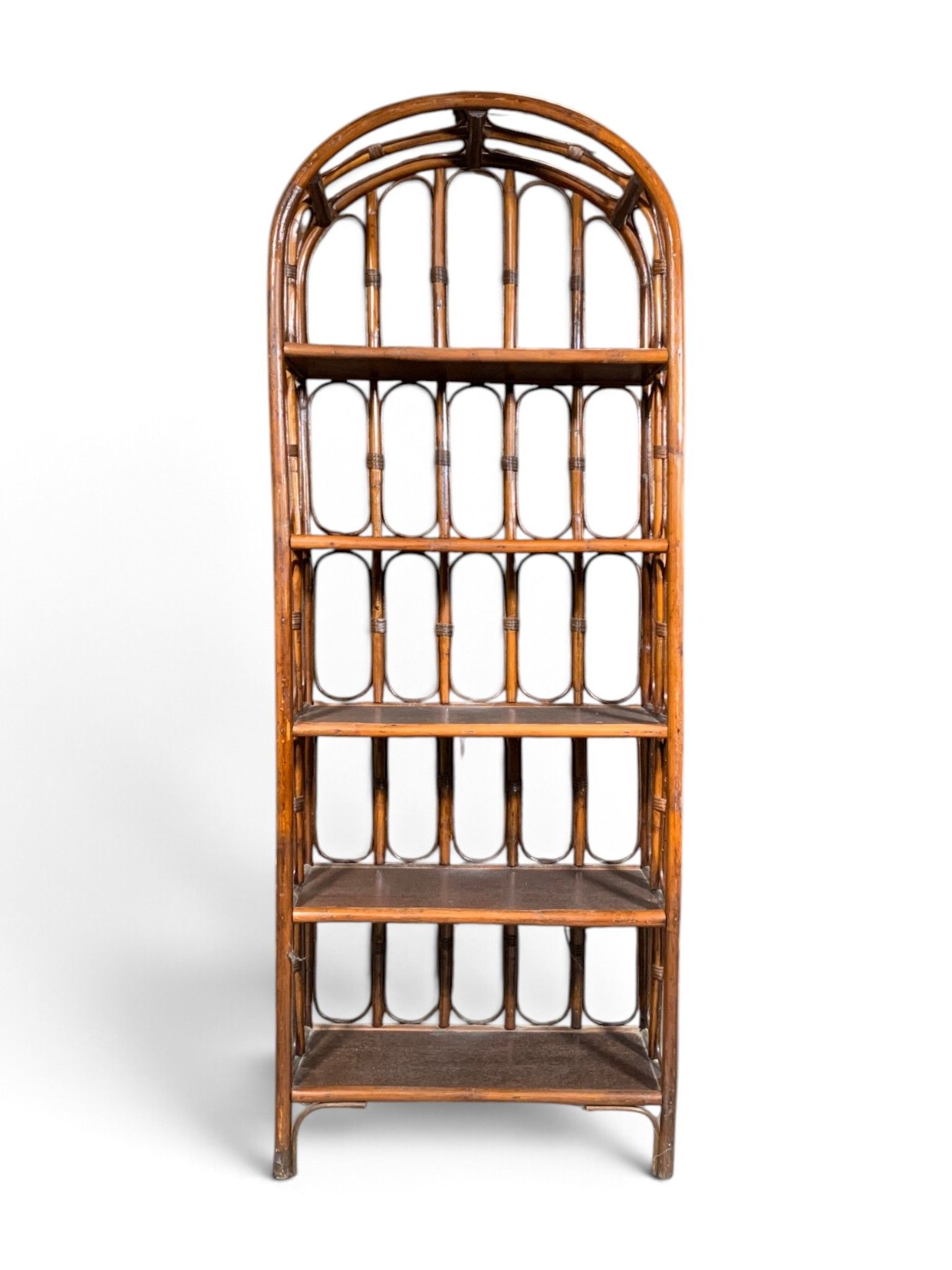 Etagère en bambou à fronton cintré.