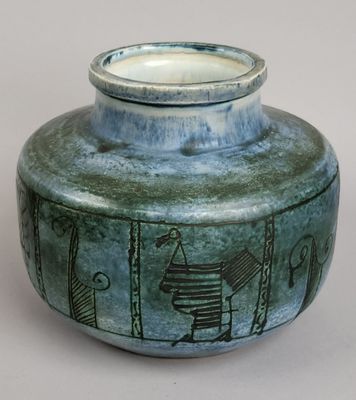 un vase bleu orné d'un motif égyptien