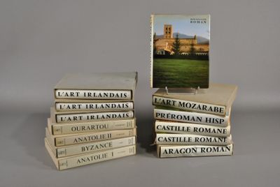 plusieurs livres empilés les uns sur les autres, avec une image de château en arrière-plan