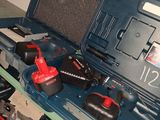 une boîte à outils contenant des outils, dans un garage