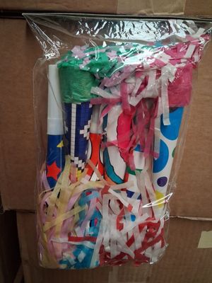 une boîte contenant tout un tas d'objets de différentes couleurs
