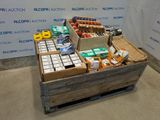 de nombreux cartons de cigarettes posés sur une palette devant un mur