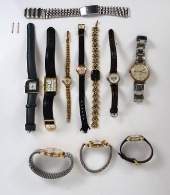 de nombreuses montres et bracelets de toutes sortes disposés sur une table