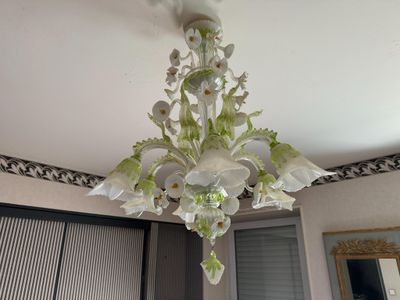 un lustre blanc avec des fleurs suspendues au plafond