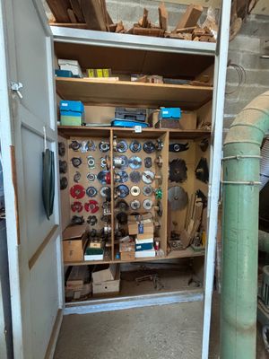une photo d'une pièce avec tout un tas d'outils accrochés au mur