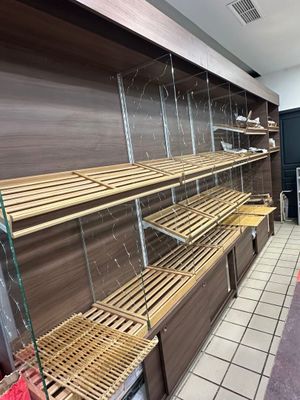 de nombreux rayons avec des étagères en bois dans un magasin