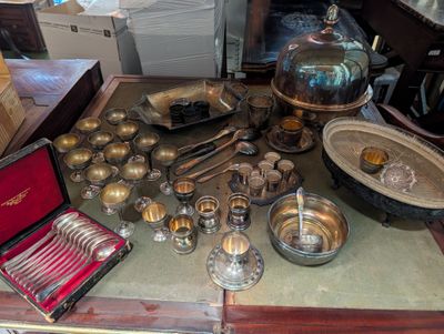 beaucoup de couverts sur une table dans une pièce