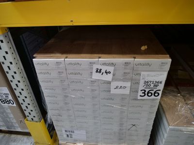 une grande pile de cartons posée sur une étagère dans un magasin