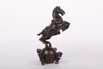 une image représentant une statue de cheval posée sur une boule