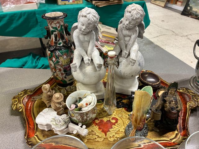Paire de sculptures angelot en plâtre en mauvais état, un vase Sa...
