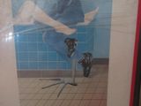 une photo d'un chat assis sur une table