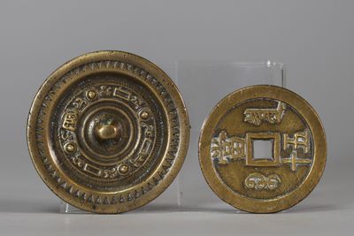 Miroir circulaire en bronze à patine brune, revers orné de c… - Photo 1