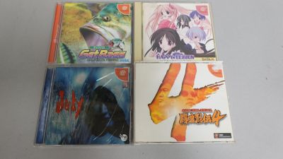 beaucoup de CD posés sur une table