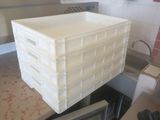 une pile de récipients en plastique posée sur le plan de travail de la cuisine