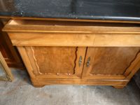 Buffet à hauteur d'appui en noyer, ouvrant à deux portes et … (photo 4)