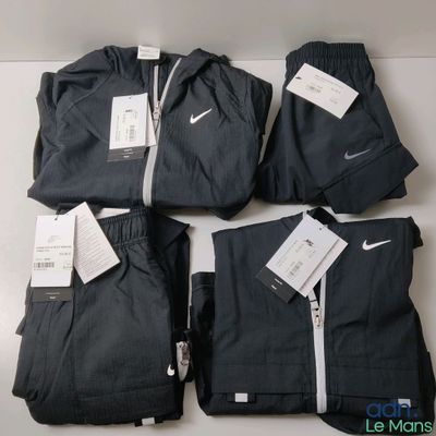 un groupe de survêtements Nike pour homme posés sur une table