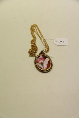 un collier sur lequel est représenté un chat