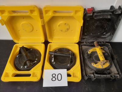 trois caisses en plastique jaunes munies de roulettes noires et portant le numéro 80