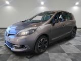 la voiture argentée est garée dans la pièce au sol en damier