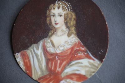 tableau représentant une femme vêtue d'une robe rouge et blanche et portant un collier de perles