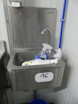 un évier dans lequel se trouve une bouteille d'eau